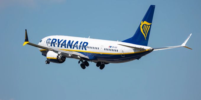 Ein Flugzeug der Ryanair hebt ab. (Symbolbild) bologna
