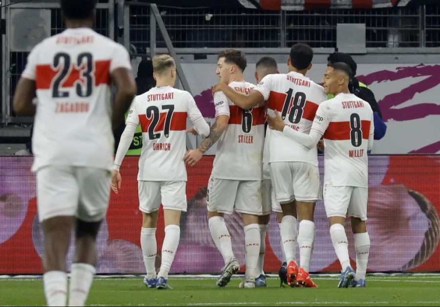 VfB Stuttgart feiert den Sieg in Frankfurt.