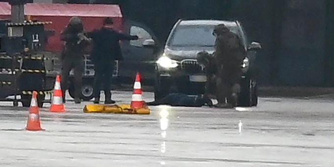 Nach mehr als 18 Stunden war das Geiseldrama am Hamburger Flughafen vorbei. Der Geiselnehmer übergab seine Tochter (4) der Polizei und liess sich festnehmen. (Archivbild) Hamburg Flughafen Geiseldrama