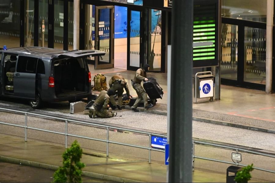 Ein Mann hat mit einem Fahrzeug die Sicherheitsschranke des Flughafens durchbrochen und hat sich auf dem Vorfeld verschanzt.