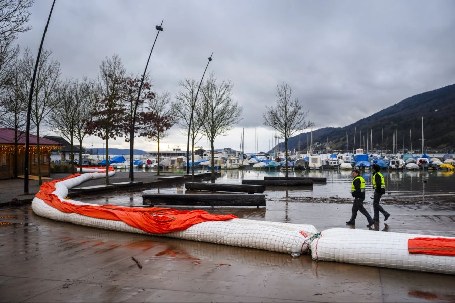 Der Dauerregen bringt der Schweiz riesige Wassermengen.