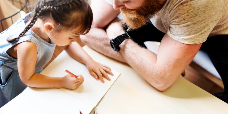 Vater und Tochter beim Malen