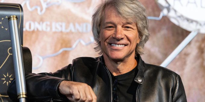 Jon Bon Jovi wurde als Frontmann der gleichnamigen Rockband bekannt, die seit den 80er Jahren mit Songs wie «Runaway», «It's My Life» oder «Always» Erfolge feiert. Jon Bon Jovi
