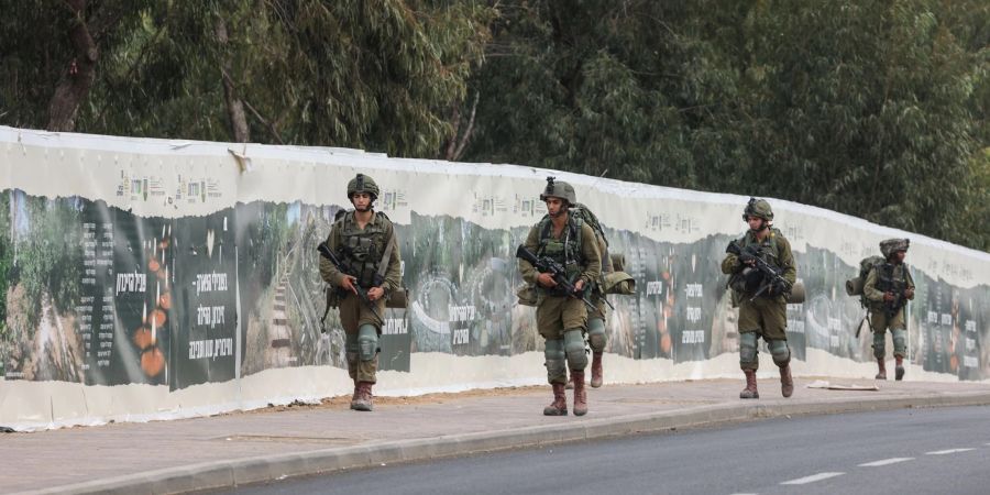 Israelische Soldaten sichern das Gelände in Sderot in der Nähe des Gazastreifens.