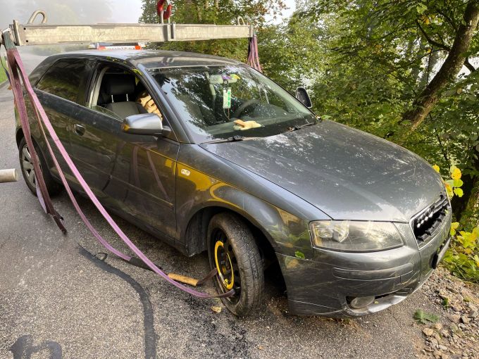 Das verunfallte Auto musste geborgen werden. Verunfallts Auto.
