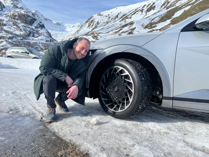 GO! Redaktor Sämi nimmt den Winterreifen genau unter die Lupe. Goodyear Winterreifen