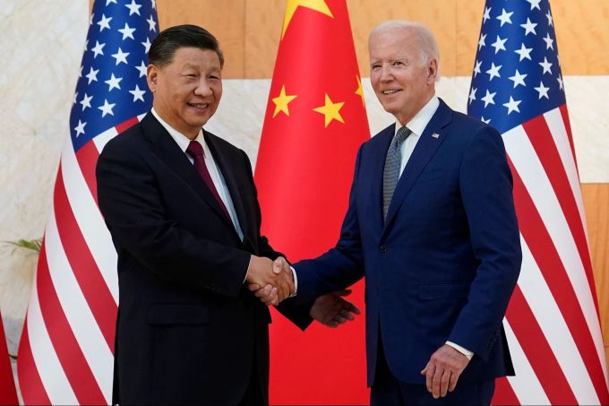US-Präsident Joe Biden (r.) und der chinesische Präsident Xi Jinping bei ihrem Treffen vor dem G20-Gipfel im November 2022 auf Bali. Alex Brandon/AP/dpa Biden und Xi