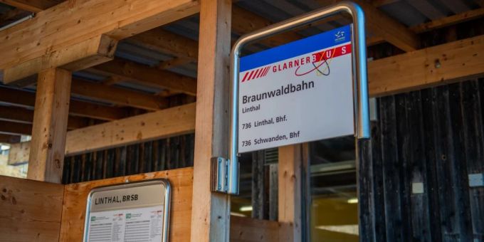 Statt der Standseilbahn befördern aktuell zwei Helikopter die Leute von Linthal nach Braunwald. Braunwald