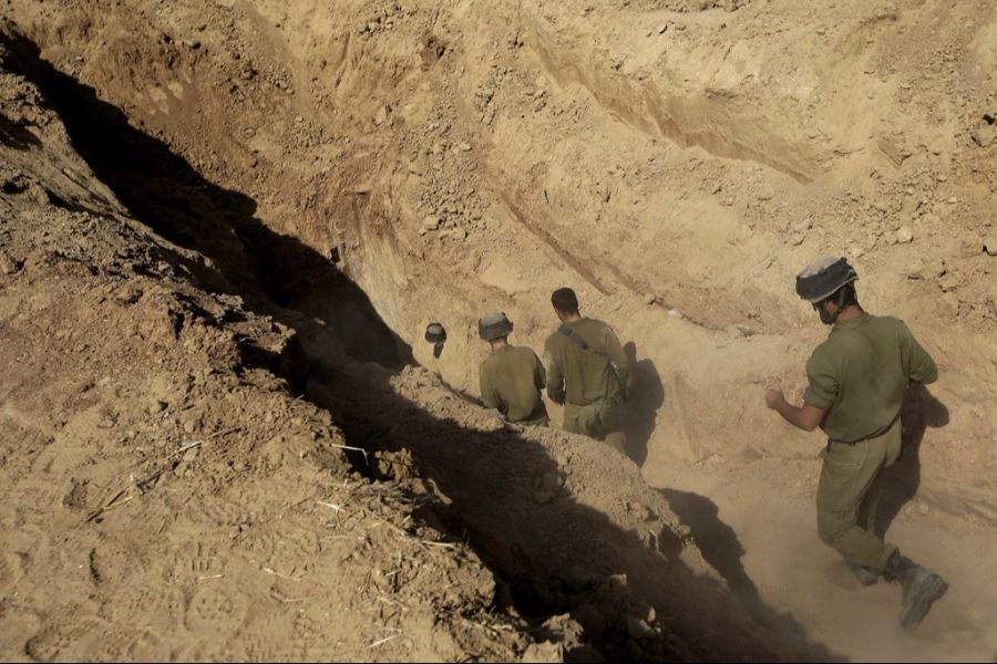 Soldaten auf dem Weg in einen der versteckten Tunneleingänge.