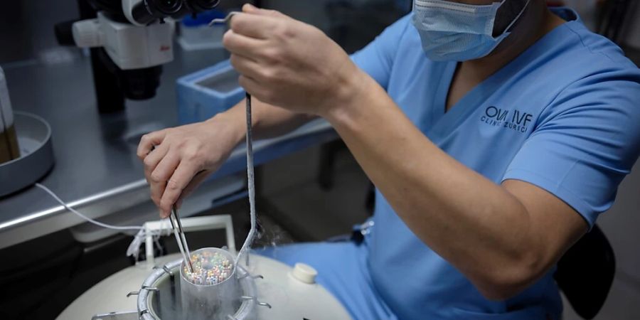 Immer mehr Frauen in der Schweiz lassen ohne medizinischen Grund ihre Eizellen einfrieren.
