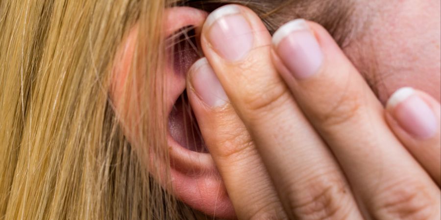 Frau mit Hörbehinderung