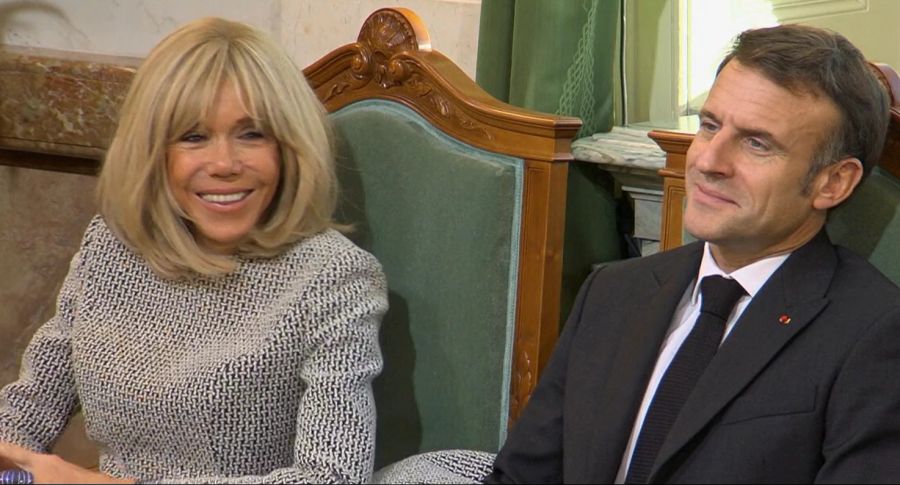 Alain Bersets Witz über Asterix und Obelix, die von Petitsuix in der Schweiz empfangen wurden, zeitgleich als der Sieg von Cäsar über Vercingtorix, erntet ein Lachen von Brigitte Macron und