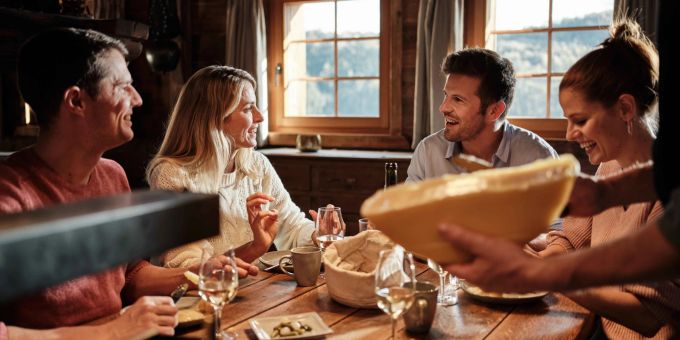 Valais du Raclette du Valais AOP bringt Freunde zusammen – und sorgt für strahlende Gesichter. raclette