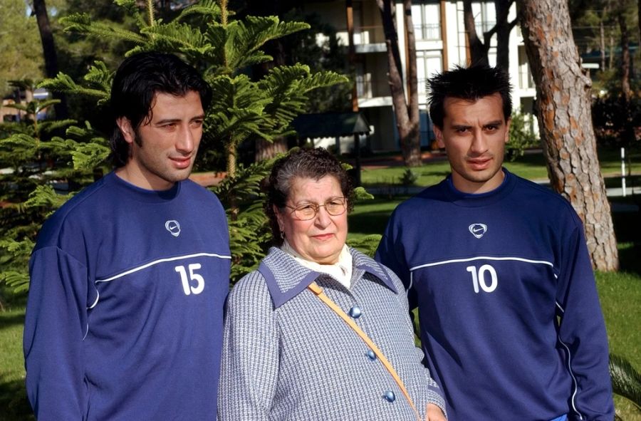 Murat und Hakan Yakin zu gemeinsamen FCB-Zeiten mit Mama Emine.