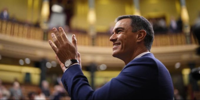 Pedro Sanchez applaudiert während der Debatte und der Abstimmung über die Amtseinführung im spanischen Parlament. Pedro Sánchez
