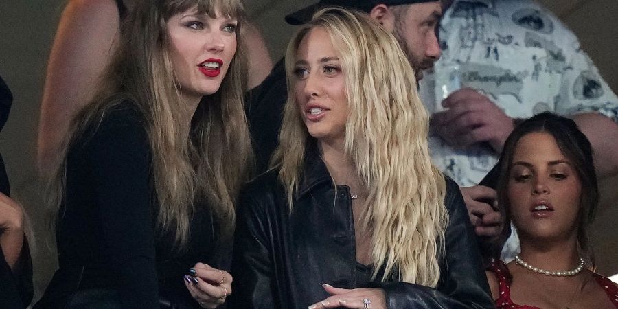 Taylor Swift (l) schaut sich ein NFL-Spiel an.