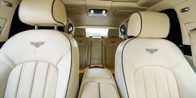 Sogar die Mittelarmlehnen erfüllen eine bestimmte Funktion. Bentley Mulsanne