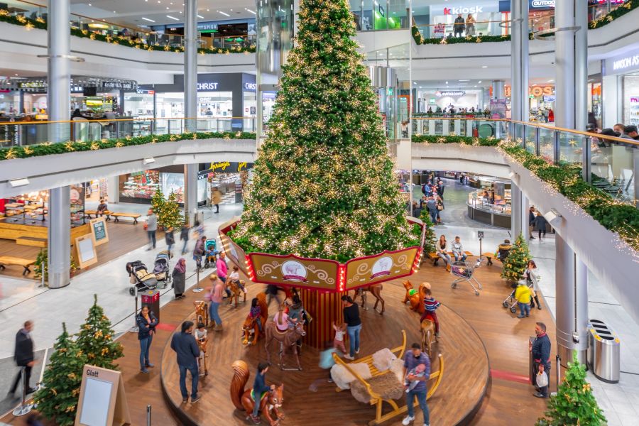 Das Glattzentrum in Zürich verzichtet dieses Jahr wieder auf Weihnachtsbeleuchtung. Besucher können sich jedoch über das beliebte Weihnachtskarussell freuen. (Archivbild)