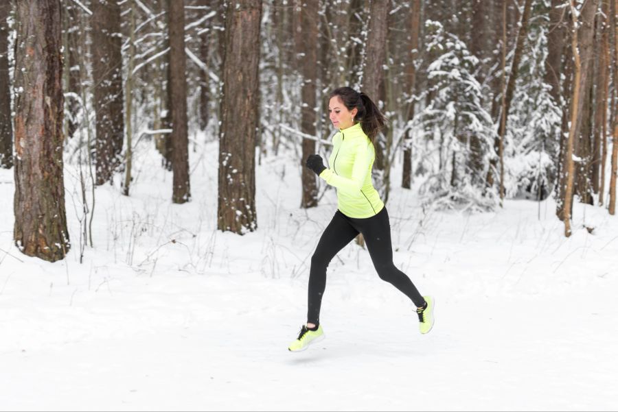 fRau joggt im Schnee