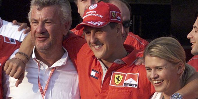 Michael Schumacher (M.) zusammen mit seinem damaligen Manager Willi Weber im Jahr 2001 in Budapest. Michael Schumacher