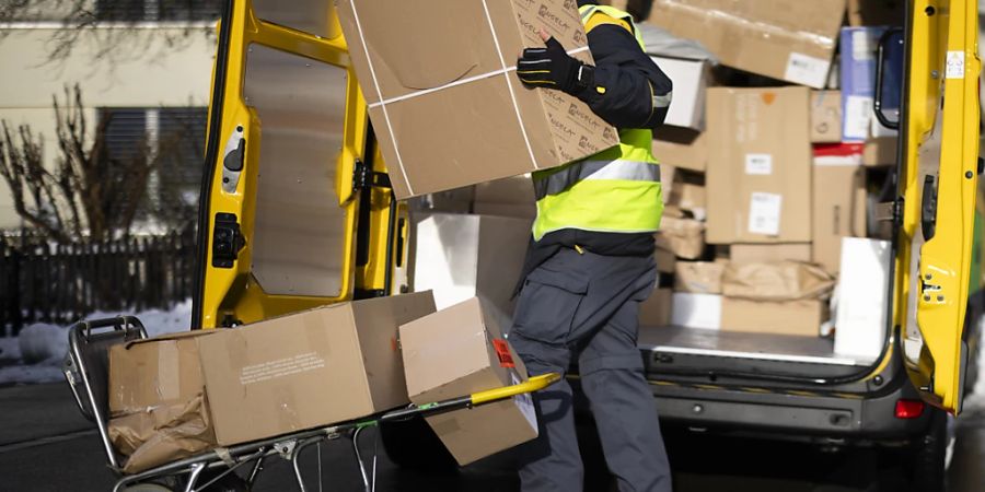 Auch für die Paketboten der Post hat die Vorweihnachtszeit zusätzliche Arbeit bedeutet: Sie haben auf täglich 400 zusätzlichen Touren Pakete und Briefe verteilt. (Archivbild)