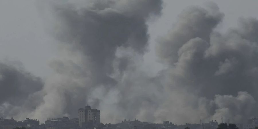 Rauch steigt nach einem israelischen Luftangriff im Gazastreifen auf. Zwei Monate nach Beginn der Bodenoffensive im Gazastreifen bereitet sich die israelische Armee nach einem Medienbericht auf einen Strategiewechsel vor. Foto: Leo Correa/AP/dpa