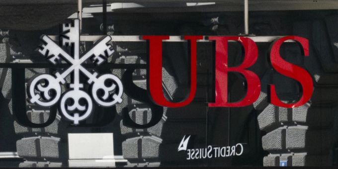 Die UBS verzeichnete im Gesamtjahr 2023 dank massiver Buchgewinne aus der Übernahme der Credit Suisse einen riesigen Jahresgewinn. (Symbolbild) UBS Logo Credit Suisse