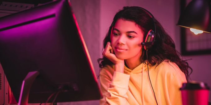 Wer gerne zockt, soll Fähigkeiten entwickeln, die bei Arbeitgebern beliebt seien, so ein Report. Gamerin PC