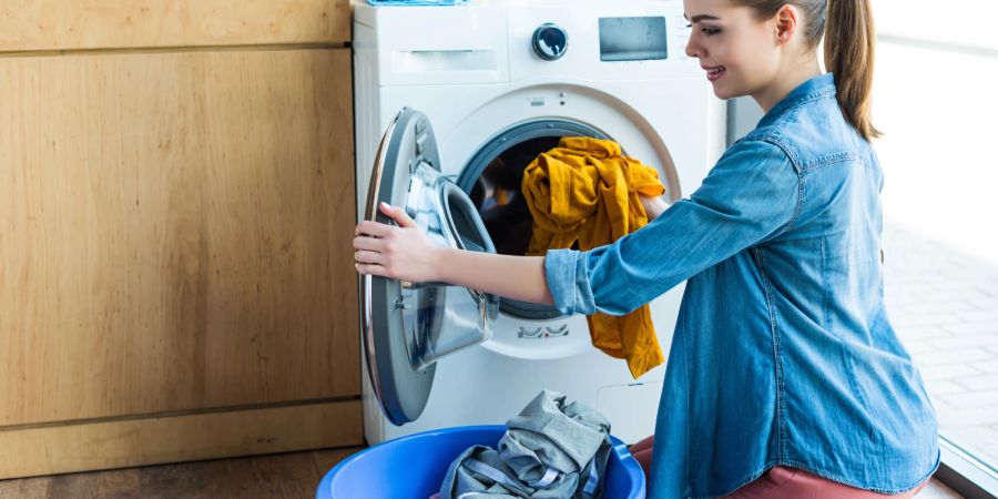 Wäsche zu waschen, ist eine Aufgabe, die Teens bereits im Elternhaus üben können.