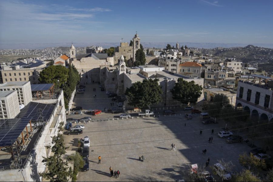 Der Krippenplatz in Bethlehem, Westjordanland, normalerweise üppig geschmückt während der Weihnachtszeit, bleibt leer. An ihm grenzt die Geburtskirche.