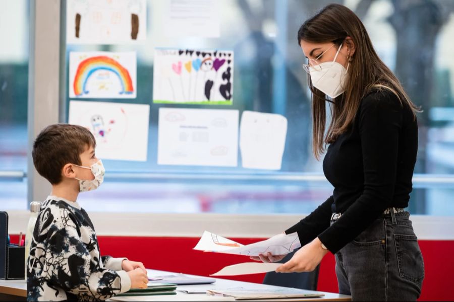 In den Schulen trugen die Kinder Masken zur Verhinderung der Virus-Übertragung. (Archivbild)