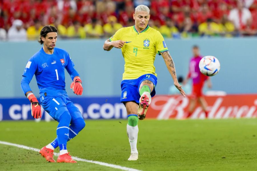 Yann Sommer kommentiert: «Was meine vertragliche Situation und meine Zukunft angeht, gab es ja bereits vor der WM offene Gespräche mit dem Verein. Diese werden wir in den kommenden Tagen wie vereinbart wieder aufnehmen.»