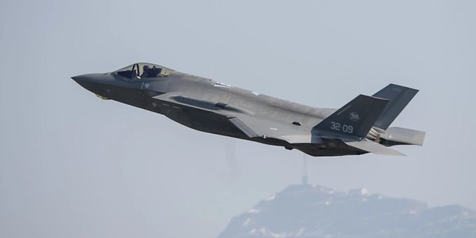Ein Kampfflugzeug des Typ F-35A startet auf dem Flugplatz Emmen. (Archivbild) Ein Kampfflugzeug des Typ F-35A startet auf dem Flugplatz Emmen. (Archivbild)