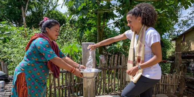 In Nepal lässt sich Mujinga Kambundji zeigen, wie der Anschluss an Trinkwasser das Leben der Menschen verändert. kambundji