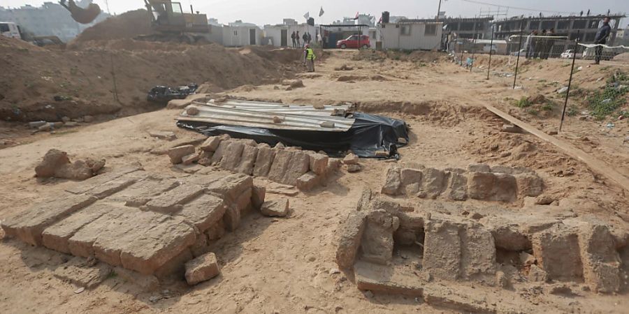 Im Gazastreifen wurden mehr als 60 Gräber in einer antiken Begräbnisstätte entdeckt. Foto: Mohammed Talatene/dpa