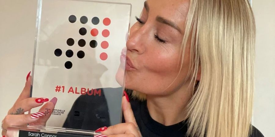 Sarah Connor freut sich über den «Nummer 1 Award» für ihr Album «Not So Silent Night».