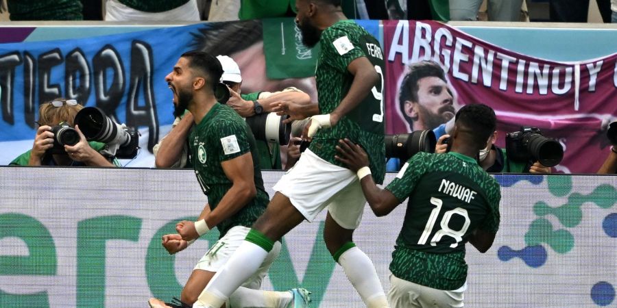 Saudi-Arabiens Saleh Alshehri (l) jubelt nach dem Tor zum 1-1 gegen Argentinien.