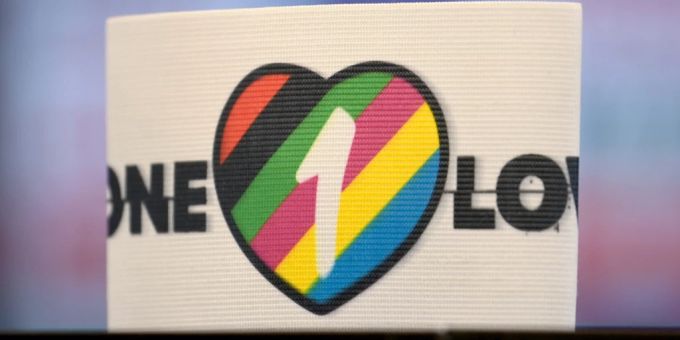 Deutschland ersetzt den abgesprungenen Sponsor Rewe mit dem One Love-Zeichen. wm 2022