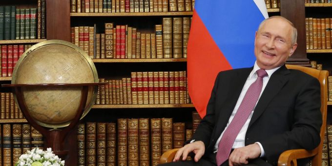 Der russische Präsident Wladimir Putin zeig sich amüsiert. Für 2026 wird für Russland ein Wirtschaftswachstum von 2,5 Prozent prognostiziert. (Archivbild) Putin
