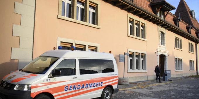 Das Gerichtsgebäude in Yverdon-les-Bains: ein junger Afghane muss sich hier ab Montag wegen der mutmasslichen Tötung seiner 17-jährigen Freundin verantworten. (Archivbild) Das Gerichtsgebäude in Yverdon-les-Bains: ein junger Afghane muss sich hier ab Montag wegen der mutmasslichen Tötung seiner 17-jährigen Freundin verantworten. (Archivbild)