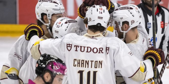 Die Spieler von Genève-Servette jubeln in der National League gegen Ajoie. National League