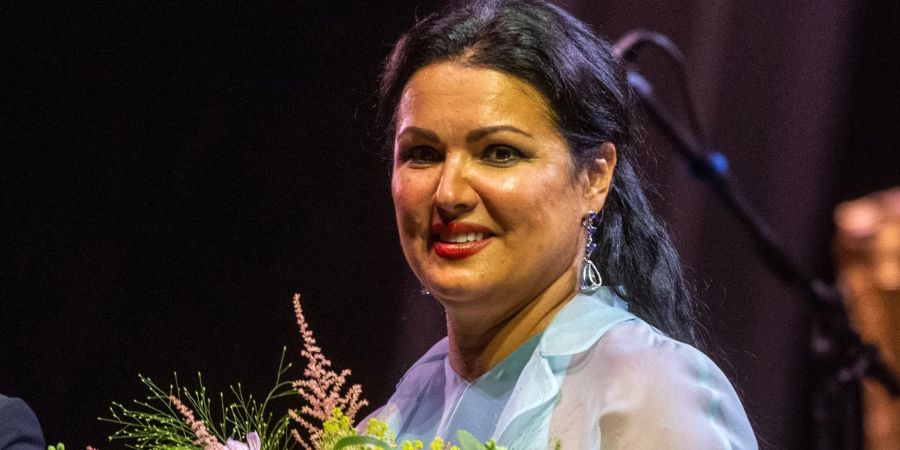 Die russische Opernsopranistin Anna Netrebko steht im Innenhof des Fürstenschlosses St. Emmeram in Regensburg auf der Bühne (2022).