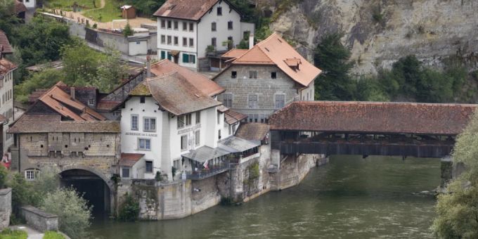 Die Bernbrücke in Freiburg wurde 1250 zusammen mit der Mittleren Brücke und der St. Johannbrücke in Betrieb genommen. Links im Hintergrund sieht man die Kapelle Unserer Lieben Frau von Buerglen (Notre Dame de Bourguillon), die seit dem 15. Jahrhundert ein beliebter Wallfahrtsort ist. (Archivbild) Die Bernbrücke in Freiburg wurde 1250 zusammen mit der Mittleren Brücke und der St. Johannbrücke in Betrieb genommen. Links im Hintergrund sieht man die Kapelle Unserer Lieben Frau von Buerglen (Notre Dame de Bourguillon), die seit dem 15. Jahrhundert ein beliebter Wallfahrtsort ist. (Archivbild)