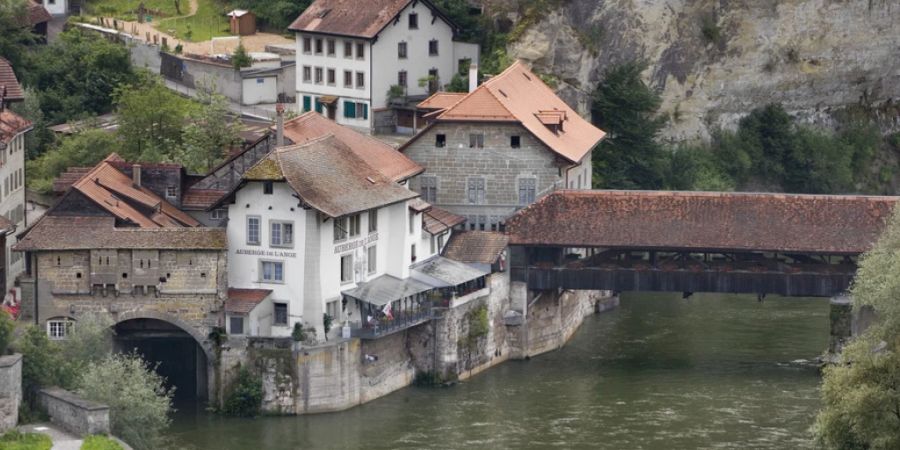 Die Bernbrücke in Freiburg wurde 1250 zusammen mit der Mittleren Brücke und der St. Johannbrücke in Betrieb genommen. Links im Hintergrund sieht man die Kapelle Unserer Lieben Frau von Buerglen (Notre Dame de Bourguillon), die seit dem 15. Jahrhundert ein beliebter Wallfahrtsort ist. (Archivbild)