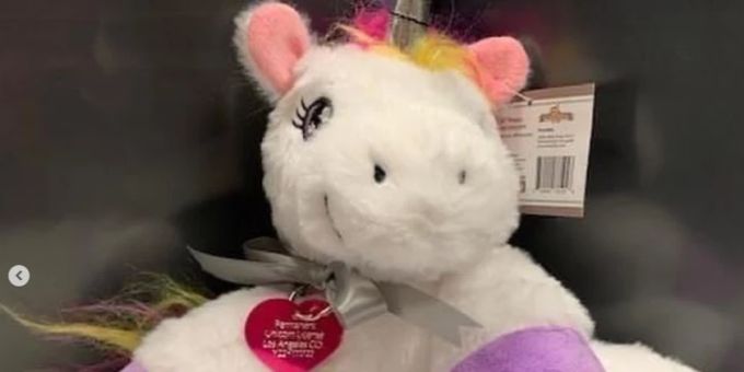 Die Behörden hingen die Plakette vorerst um den Hals eines Plüschtiers. Bis Madeline (12) ihr echtes Einhorn gefunden hat. behörden