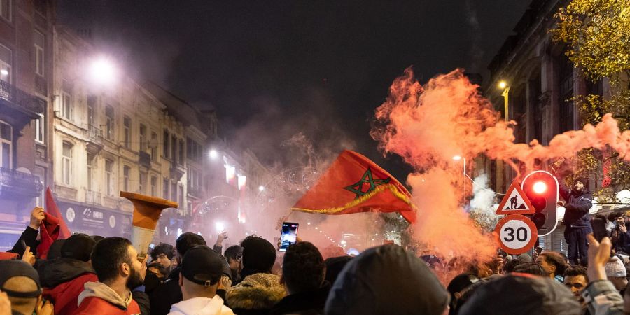 Marokko-Fans feiern in Brüssel nach dem Sieg ihrer Mannschaft im Elfmeterschiessen.