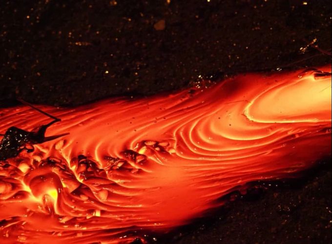 Bei der Icelandic Lava Show wird echte Lava auf mehr als 1000 Grad Celsius erhitzt. Lava Glühen heiss orange