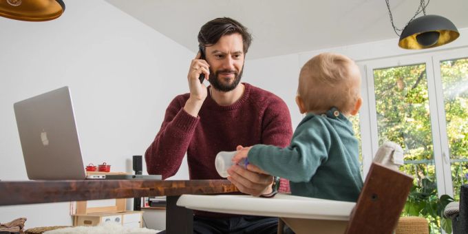 Kinder hüten und Elterngeldantrag stellen: beides nicht ganz ohne. Kinder hüten und Elterngeldantrag stellen: beides nicht ganz ohne.