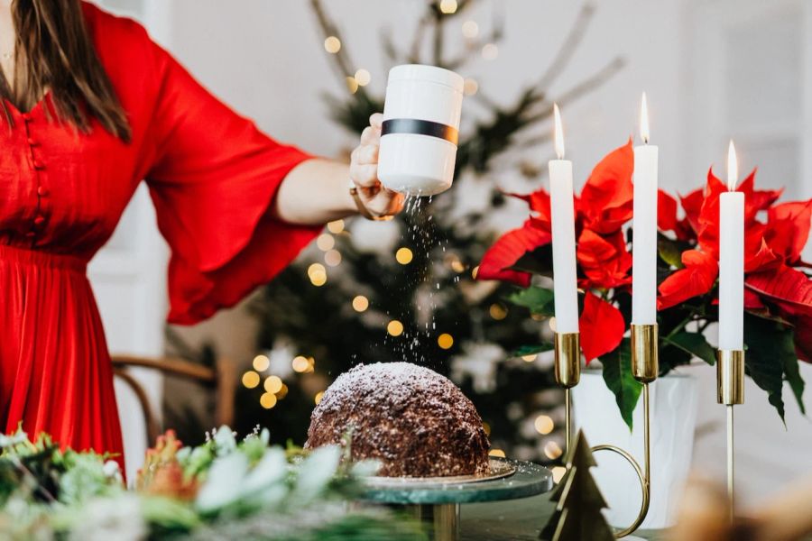 Weihnachtsstern Tisch Kerzen Kuchen Deko Frau rot Kleid