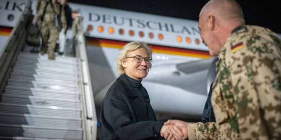 Verteidigungsministerin Christine Lambrecht wird am Flughafen von Bamako von Verteidigungsattache Carsten Boos begrüsst.